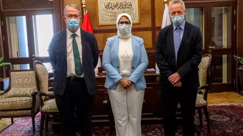 وزيرة الصحة تستقبل ممثلا اتحاد الكليات الملكية للأطباء الباطنيين في انجلترا