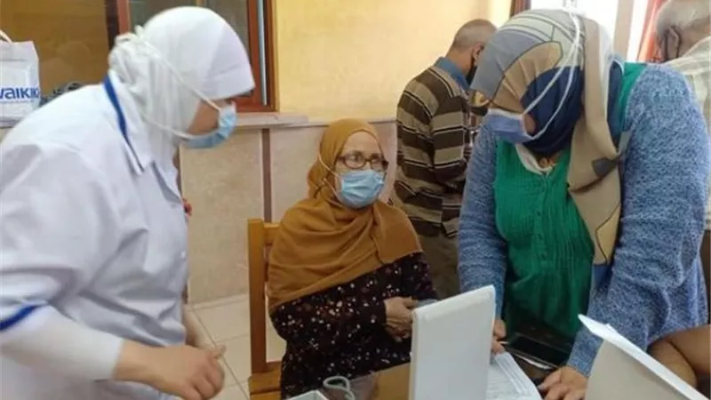 محافظ الإسماعيلية يطمئن على تطعيم المقيمين في دار المسنين بلقاح كورونا..صور