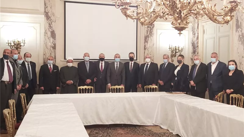السفير المصري بباريس يلتقي مع ابرز رموز الجالية المصرية