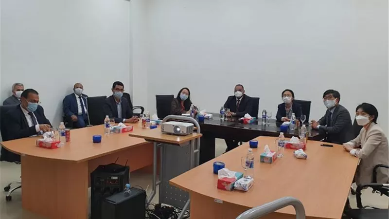 رئيس جامعة بني سويف التكنولوجية يستقبل وفد من كوريا الجنوبية.
