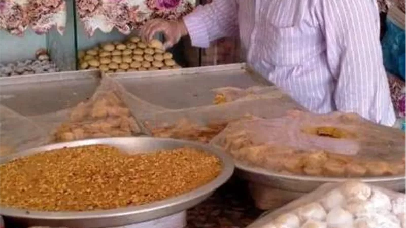 محاضر واعدام اغذية في حملة صحية علي محال مدينة الحمام بمطروح