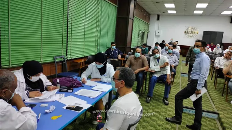 لليوم الثانى على التوالى.. استمرار حملات الفرق الطبية المتحركة لتطعيم العاملين بلقاح كورونا فى مصانع العاشر من رمضان