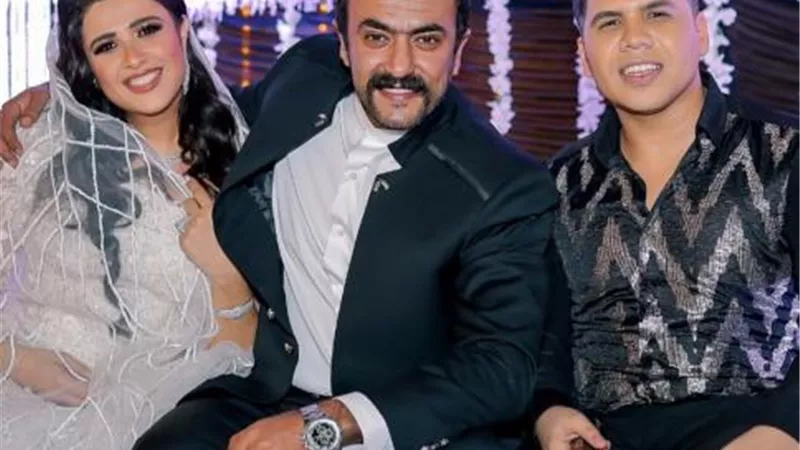 عمر كمال يغنى فى حفل زفاف 