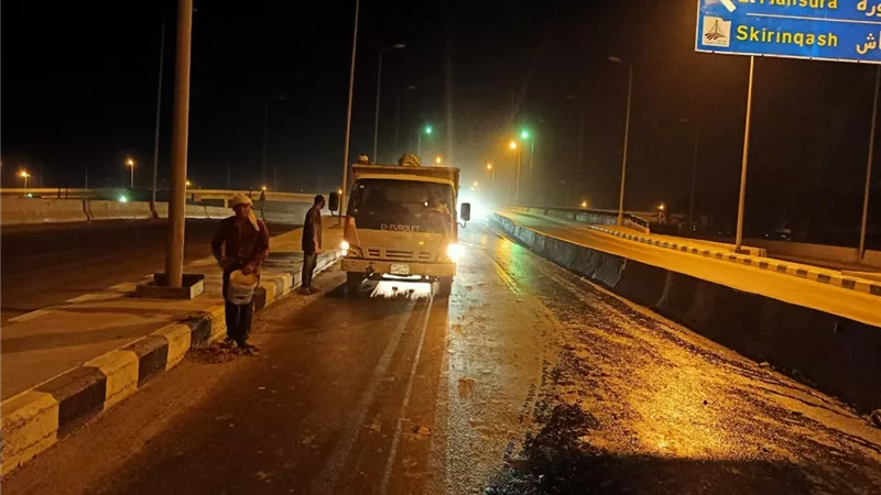 حملة رفع القمامة ونظافة وكنس طريق رافد جمصة - المنصوره بطول 20 كيلو متر