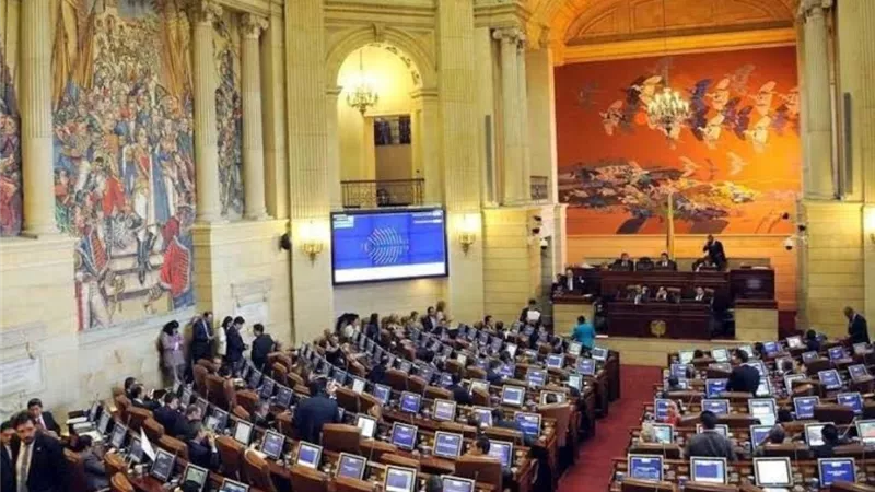 مجموعة من المتظاهرين يحاولون اقتحام الكونجرس الكولومبي
