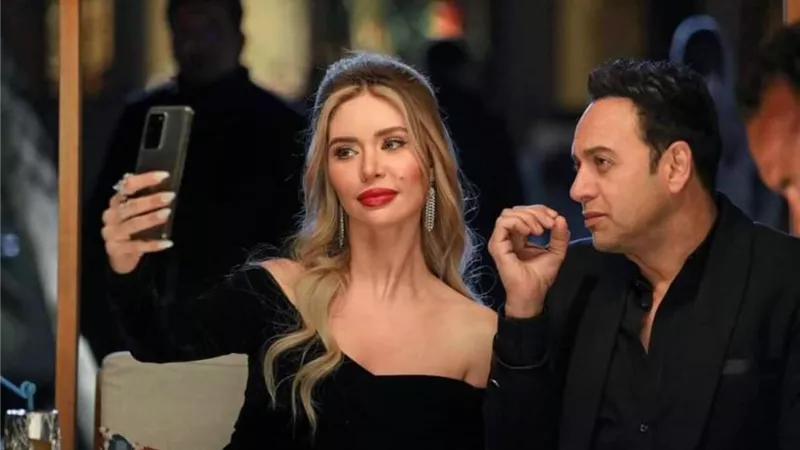 الإعلامية عائشة عثمان تلفت الأنظار بظهورها الأول في 