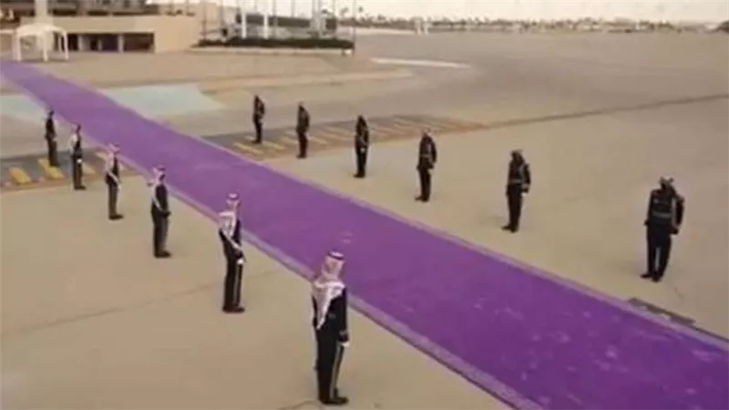 السعودية تختار اللون البنفسجى لونا معتمدا لسجاد مراسم استقبال ضيوف الدولة الرسميين