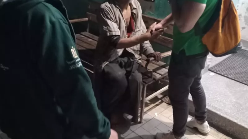 فريق الأطفال والكبار بلا مأوى ينقذ شابًا بالقاهرة.. وإيداعه بمستشفى العباسية