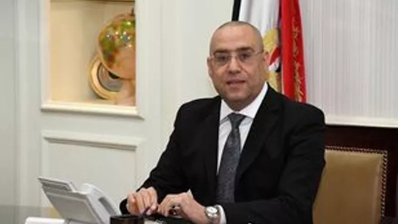 وزير الإسكان يصل أسوان لتفقد مشروعات تطوير المناطق غير الآمنة