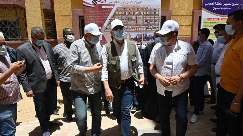 وزير الإسكان ومحافظ أسوان يتفقدان وحدات سكنية بمشروع تطوير منطقة الصحابى
