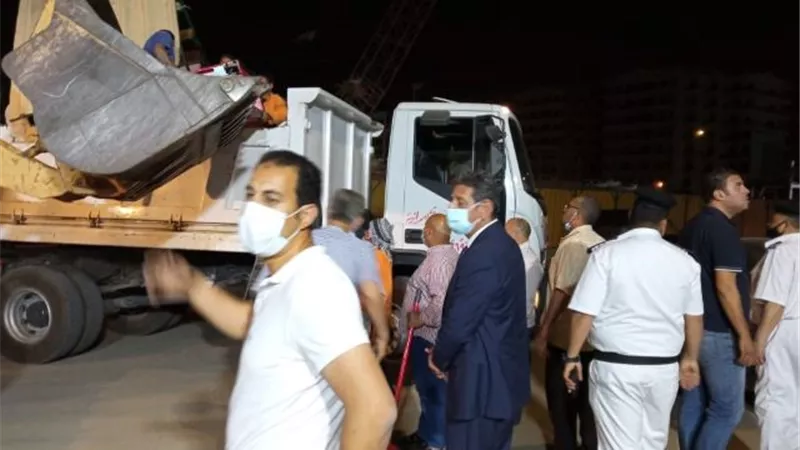 النجار: جهاز 6 أكتوبر يصادر 8 عربات ويضبط 220 شيشة فى حملة ليلية مكبرة.. بالصور