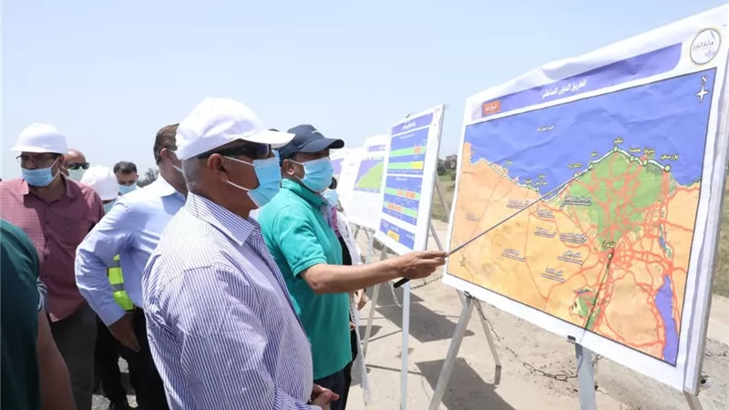 وزير النقل يتابع تنفيذ مشروع تطوير ورفع كفاءة الطريق الدولي الساحلي