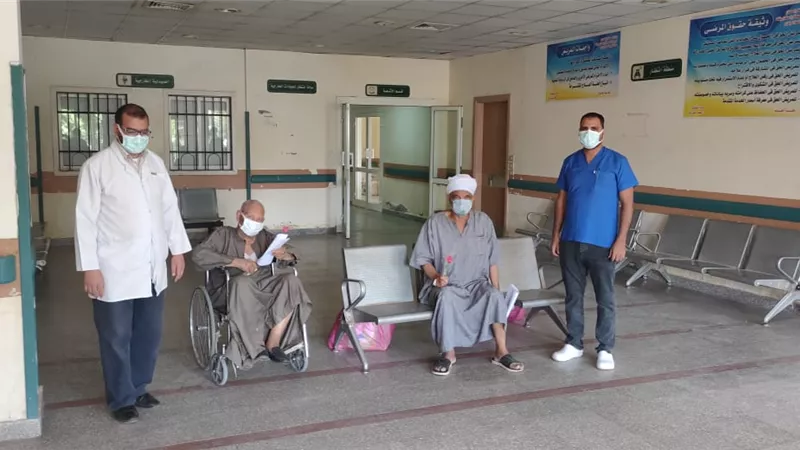 تعافى و خروج ٤ حالات كورونا بمستشفى قفط التعليمى