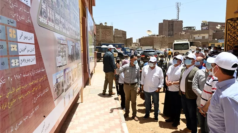 وزير الإسكان ومحافظ أسوان يتفقدان مشروعات الشريط النهرى السياحى بمدينة أسوان الجديدة.. صور