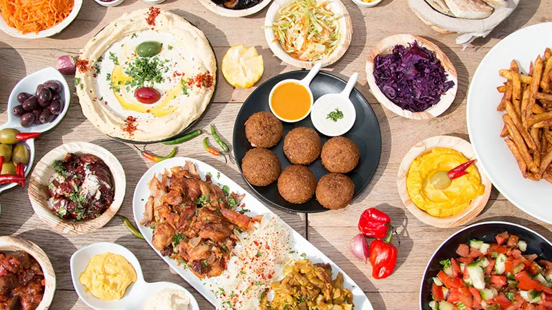 يشكل خطراً كبيراً على الصحة.. إحذر إضافة هذا الشيء إلى الطعام