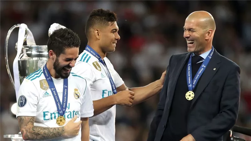 مفاجأة .. مدرب منتخب ألمانيا يقترب من قيادة ريال مدريد خلفاً لزين الدين زيدان