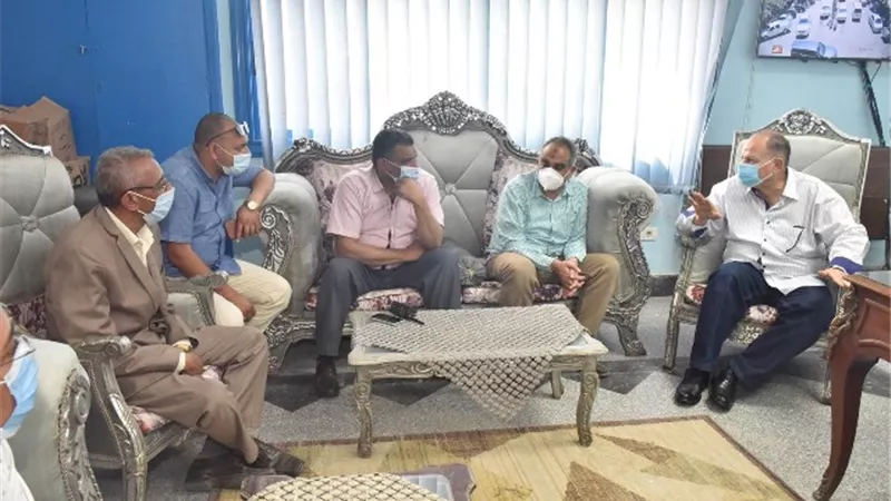 محافظ أسيوط يوجه رؤساء المراكز والأحياء بتكثيف الحملات لتطبيق مواعيد غلق المحلات