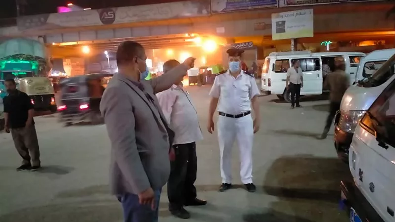 شاهد بالفيديو .. الدقائق الأخيرة قبل تطبيق قرارات رئيس الوزراء بغلق المحلات بالمنوفية