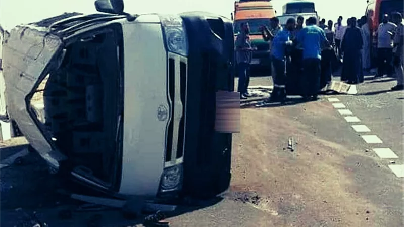 مصرع سيدة واصابة ١٣ اشخاص فى حادث انقلاب سيارة اجرة بالخارجة