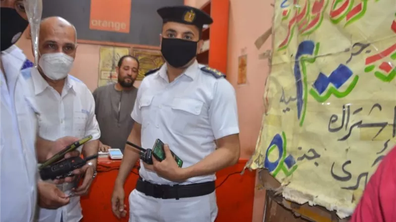 أبو العزايم يتفقد اعمال تطبيق قرارات الإغلاق بإسنا جنوب الأقصر