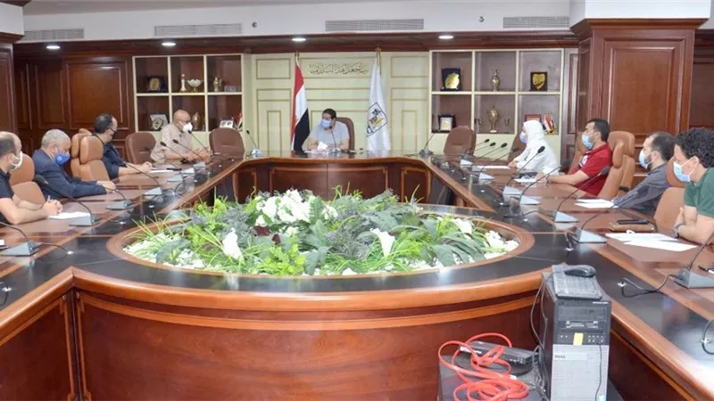 نائب محافظ بني سويف يراجع مخزون الأوكسجين بالمستشفيات