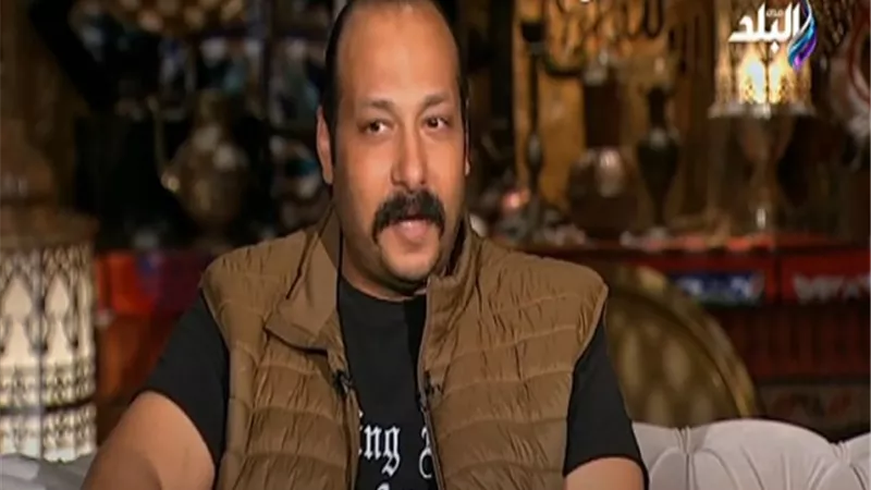 محمد ثروت يعتذر لـ محمد هنيدي على الهواء ويكشف عن ميوله الكروية.. فيديو