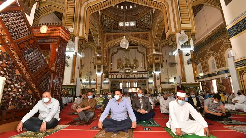 محافظ الدقهلية يؤدي صلاة الجمعة بمسجد النصر بالمنصورة