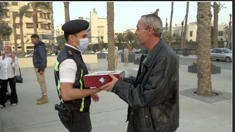 الخدمات الأمنية توزع وجبات إفطار للصائمين على مستوى الجمهورية .. صور