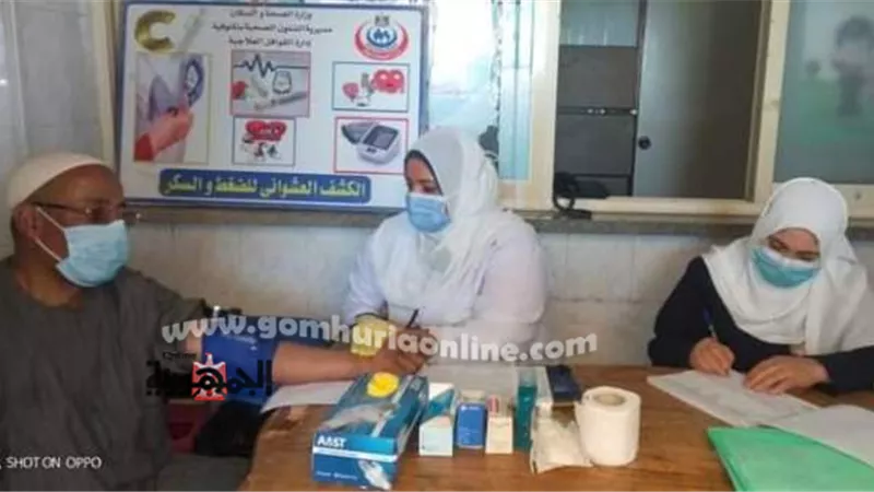 توقيع الكشف الطبي علي ٩١٨ مريض بالقافلة الطبية بقرية كفر الشبع بمركز الشهداء