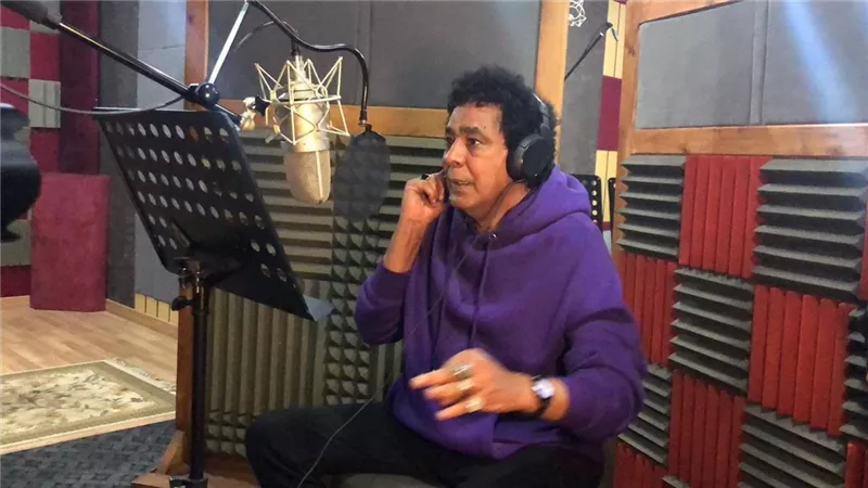الكينج محمد منير يبكى فى كواليس تسجيل أغنية شهداء الواحات 