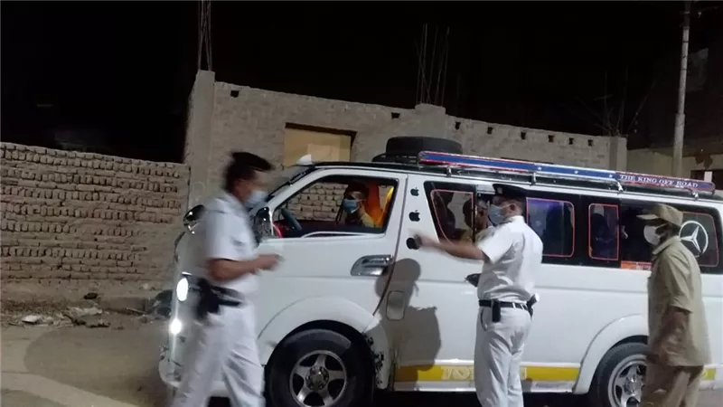 الزينية شمال الاقصر تواصل تنفيذ قرارات الإغلاق ومطاردة المخالفين