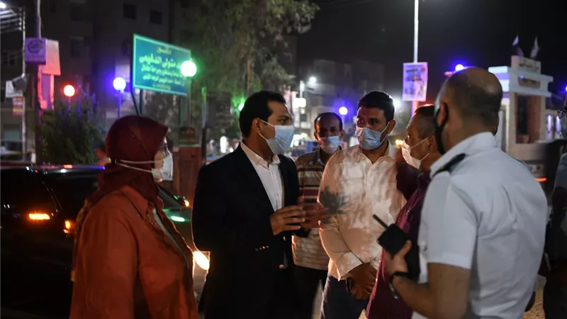 نائب محافظ قنا يتابع تنفيذ مواعيد الإغلاق الجديدة للمحال والمقاهي بمدينة قفط