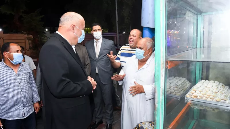 محافظ قنا يقود حملة مكبرة لمتابعة التزام المحال والكافيهات بقرار الإغلاق