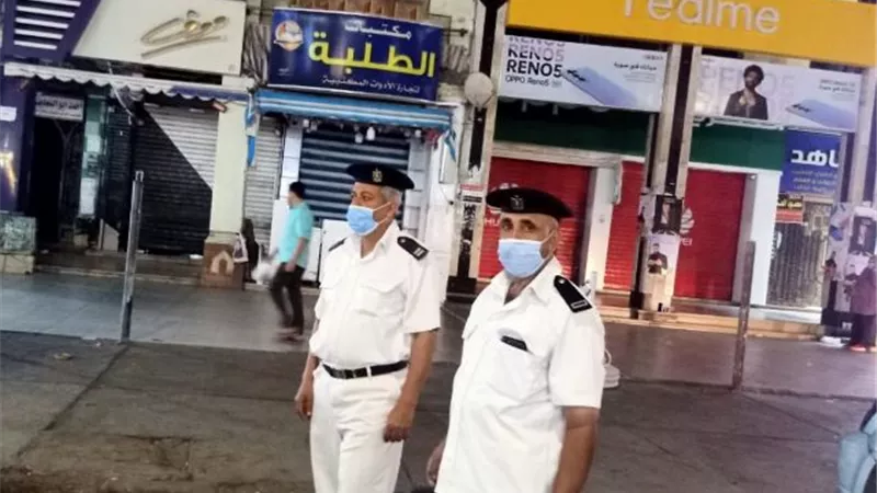 جهاز دمياط الجديد يشن حملة لمتابعة مواعيد غلق المحال والمقاهى فى المدينة.. بالصور