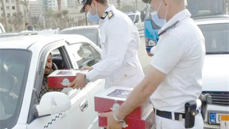 الخدمات الأمنية توزع وجبات إفطار للصائمين علي مستوي الجمهورية