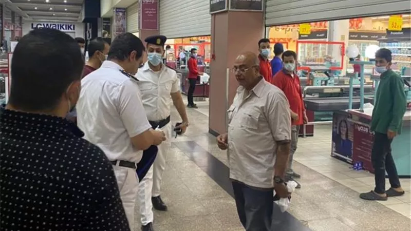 بشارة: تحرير 27 محضرا للمحلات والمقاهى المخالفة لمواعيد الغلق فى مدينة الشروق.. بالصور
