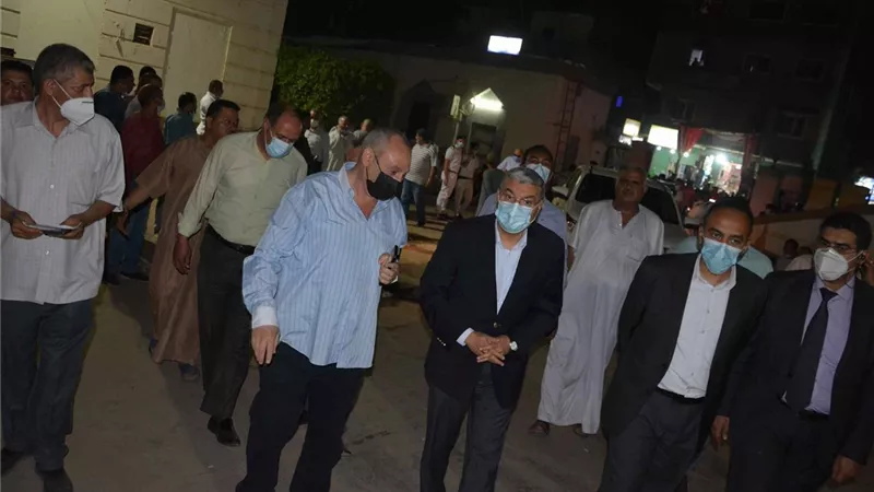 محافظ المنيا يعزى أسر شهداء الصرف الصحى..ويكلف التضامن بصرف المساعدات والتعويضات