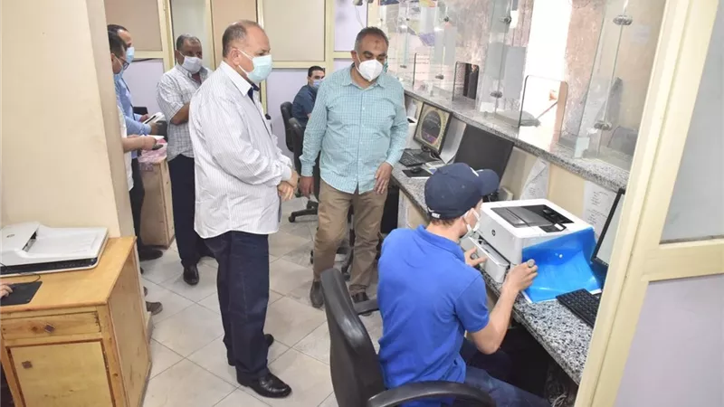محافظ أسيوط يتفقد المركز التكنولوجي بحي غرب لمتابعة سير العمل في منظوطة التراخيص