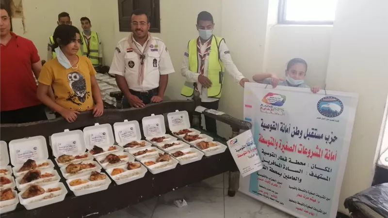 المشروعات الصغيرة بمستقبل وطن القوصية توزع وجبات إفطار على المسافرين بالقطار