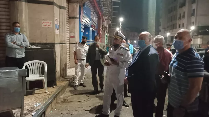 محافظ القاهرة يغلق عدد من المحال المخالفة وغرامات تصل لـ ٤ آلاف جنيه لغير الملتزمين.. صور