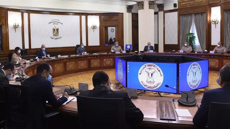 محافظ أسوان يطمئن رئيس الوزراء على الوضع الصحي وتوافر السلع التموينية عبر الفيديوكونفرانس