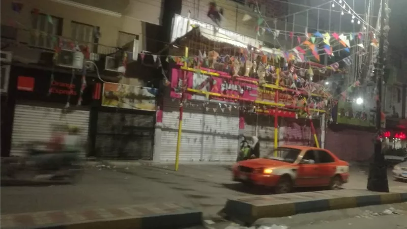 اليوم الثالث على التوالى رئيس حى ثان الإسماعيلية يتابع غلق المحلات التجاريه والكافيهات