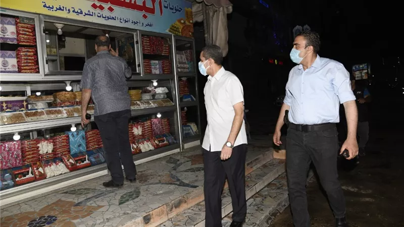 محافظ الغربية يقود حملة ليلية لغلق وتحرير محاضر للمخالفين-صور