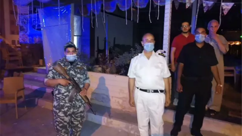 مندور: تحرير 30 محضر للمحلات المخالفة لمواعيد الغلق فى بدر بالتعاون مع الشرطة.. بالصور