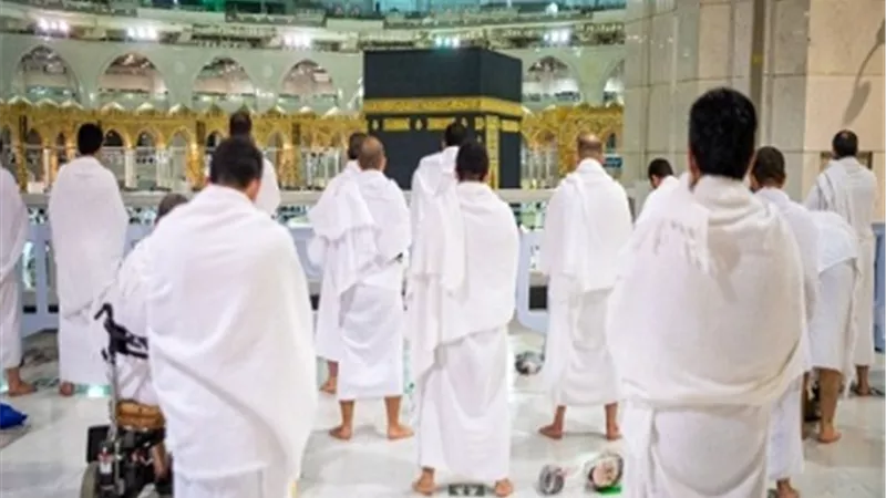 جموع المصلين يؤدون صلاة التهجد لليلة السابعة والعشرين من شهر رمضان