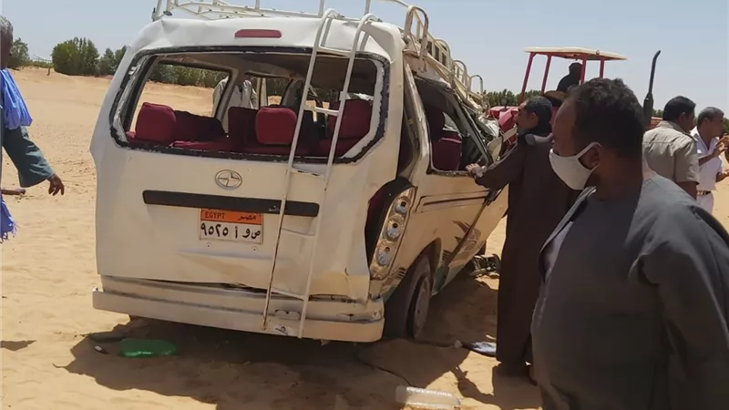 اصابة ومصرع 15 شخص فى انقلاب ميكروباص على الطريق الصحراوي الغربي «أسوان - القاهرة»
