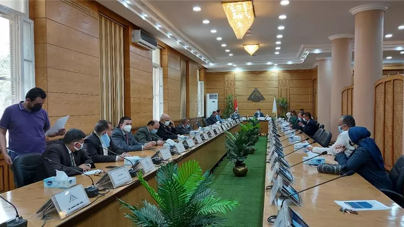 مجلس عمداء جامعة بنها يناقش استعدادات امتحانات نهاية العام الدراسى