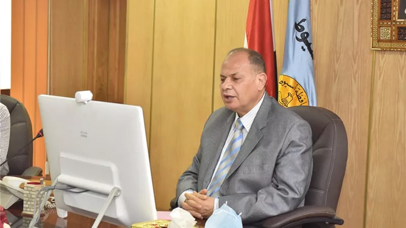 محافظ أسيوط يطمئن رئيس الوزراء على الوضع الصحي بالمحافظة وتوافر السلع التموينية والأساسية وتطبيق الاجراءات الاحترازية