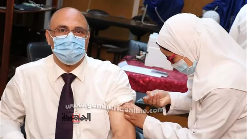 تطعيم عمداء كليات جامعـة المنوفيـة بالمستشفيات الجامعية ضد فيروس كورونا