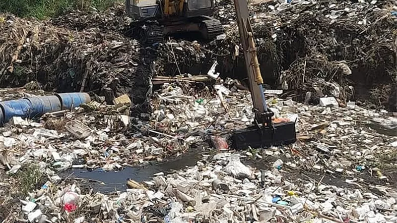 التخلص من نواتج التطهير والحفاظ الآمن على المجارى المائية بالمنوفية .. صور